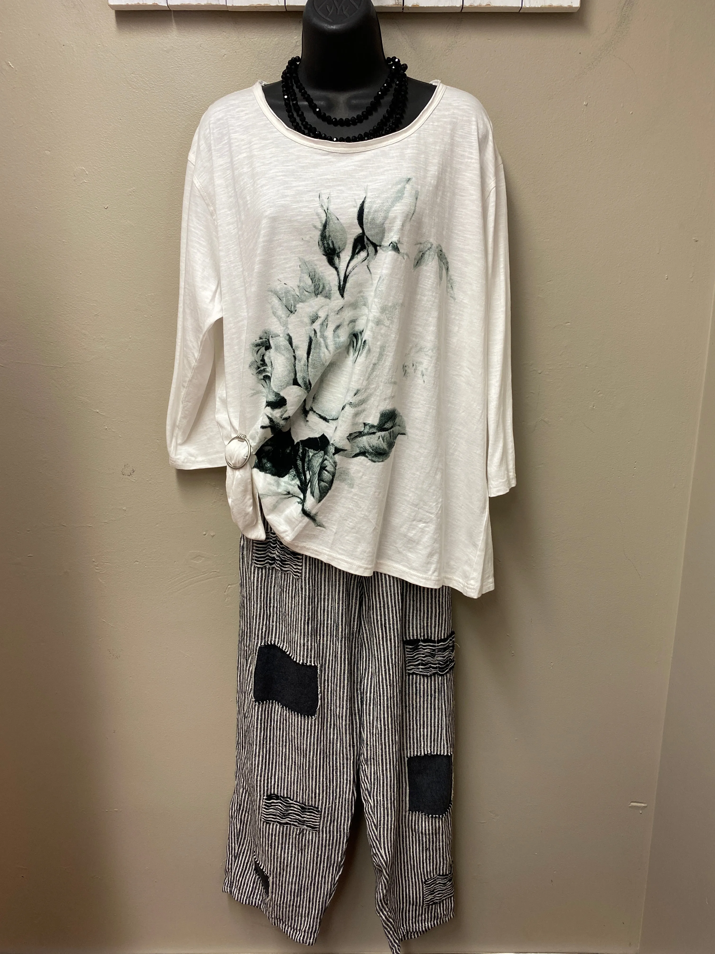 2 Graphic Prints - One Size Casual Top with 3/4 Sleeves
