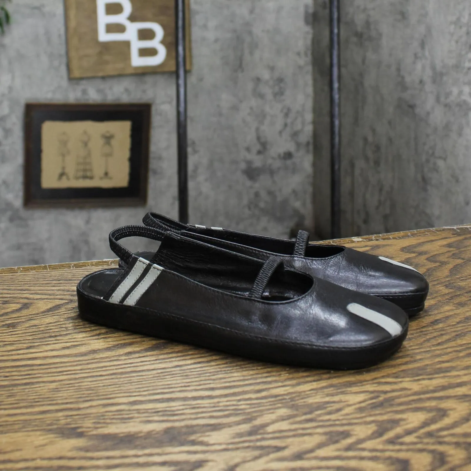 BCBG Womens Vintage Pull On Flats 1673d6aabb49f5 Black 6B