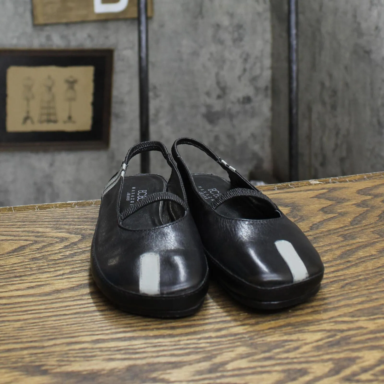 BCBG Womens Vintage Pull On Flats 1673d6aabb49f5 Black 6B