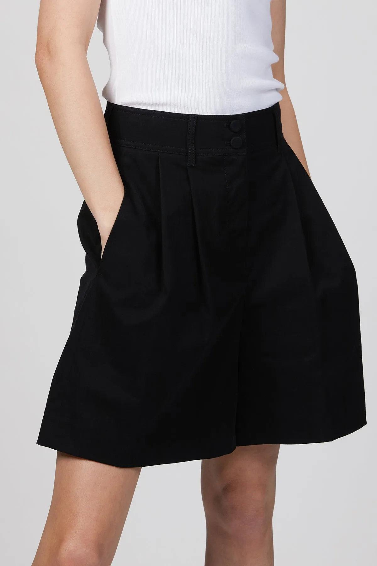 LIGHTWEIGHT SHORT