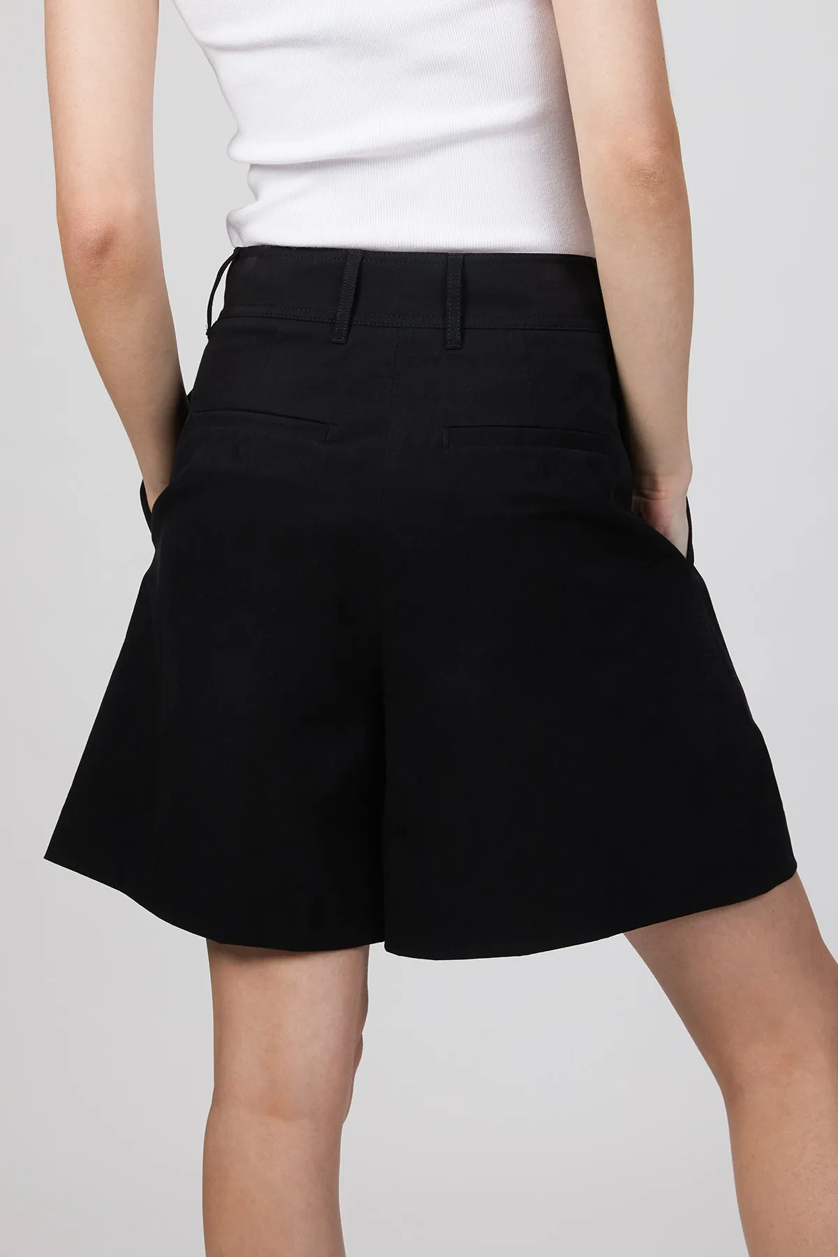 LIGHTWEIGHT SHORT