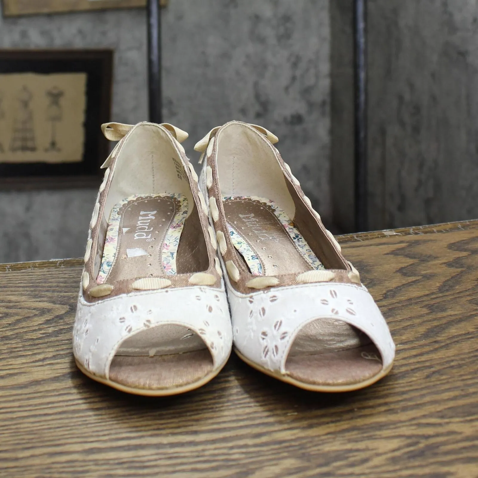 Mudd Womens Vintage Lace Wedge Flats 1673d5de739b17 White / Pink 6M