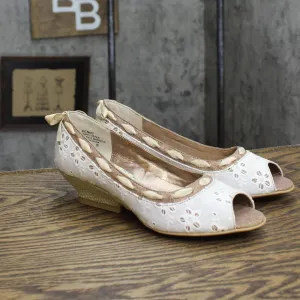 Mudd Womens Vintage Lace Wedge Flats 1673d5de739b17 White / Pink 6M