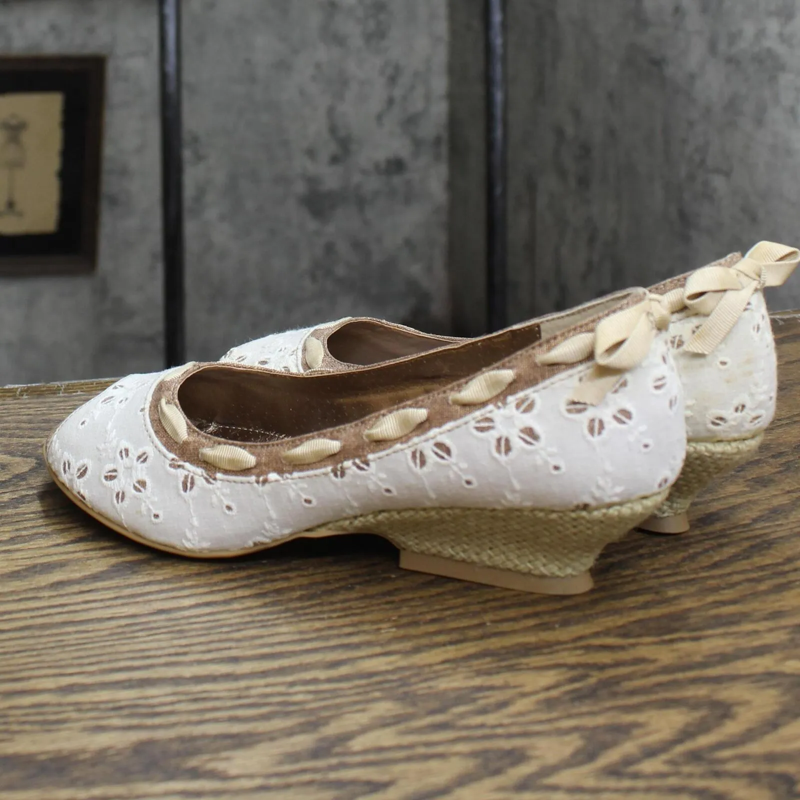Mudd Womens Vintage Lace Wedge Flats 1673d5de739b17 White / Pink 6M